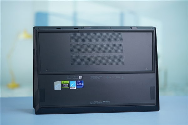 14英寸机身塞下18英寸屏！华硕灵耀X 双屏Pro 2023图赏(图3)