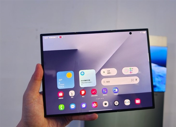 G形三折叠史上首款！三星Galaxy Z TriFold上手(图2)