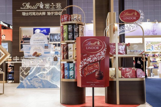 l8HzBHb6WM9ZsZya.png 瑞士莲首赴“进博之约” 瑞士巧克力大师诠释融情奥秘(图3)