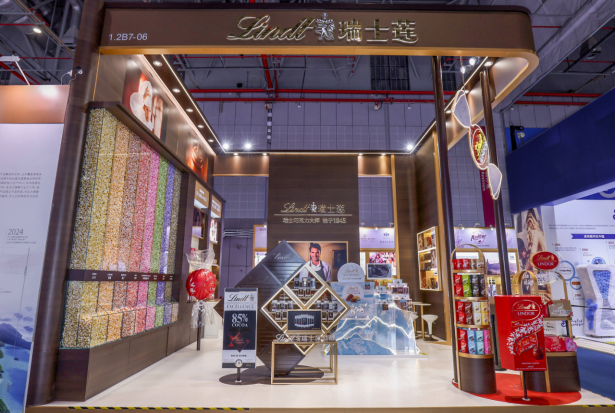 2gnIZ1epfHWgWQxe.png 瑞士莲首赴“进博之约” 瑞士巧克力大师诠释融情奥秘(图4)